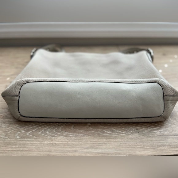 Vintage Coach White Shoulder Bag with Tassel (F04S-1438) - Picture 4 of 14